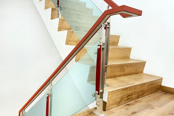 Railing Tangga Besi, Stainless, dan Kaca Tempered Railing Tangga Besi, Stainless, dan Kaca Tempered