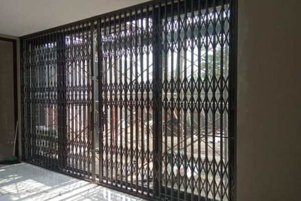folding gate (2) folding gate (2)